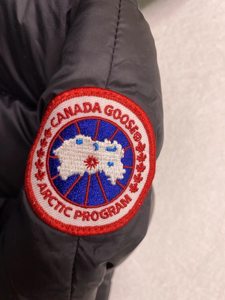 CANADA GOOSE DOWN PUFFER JACKET, BLACK WITH ZIP, KIDS SIZE 3-6 MONTHS SKIING - image 2 of 4
