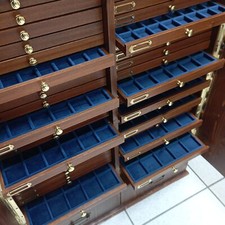 Armoire Poitrine D’Argent Italien en Bois Et Velours Avec 50 Tiroirs : Élégant