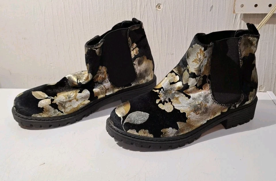 Botas Shoe Republic LA talla 6,5 para mujer negras gamuza ornamentadas Foto 2 de 4