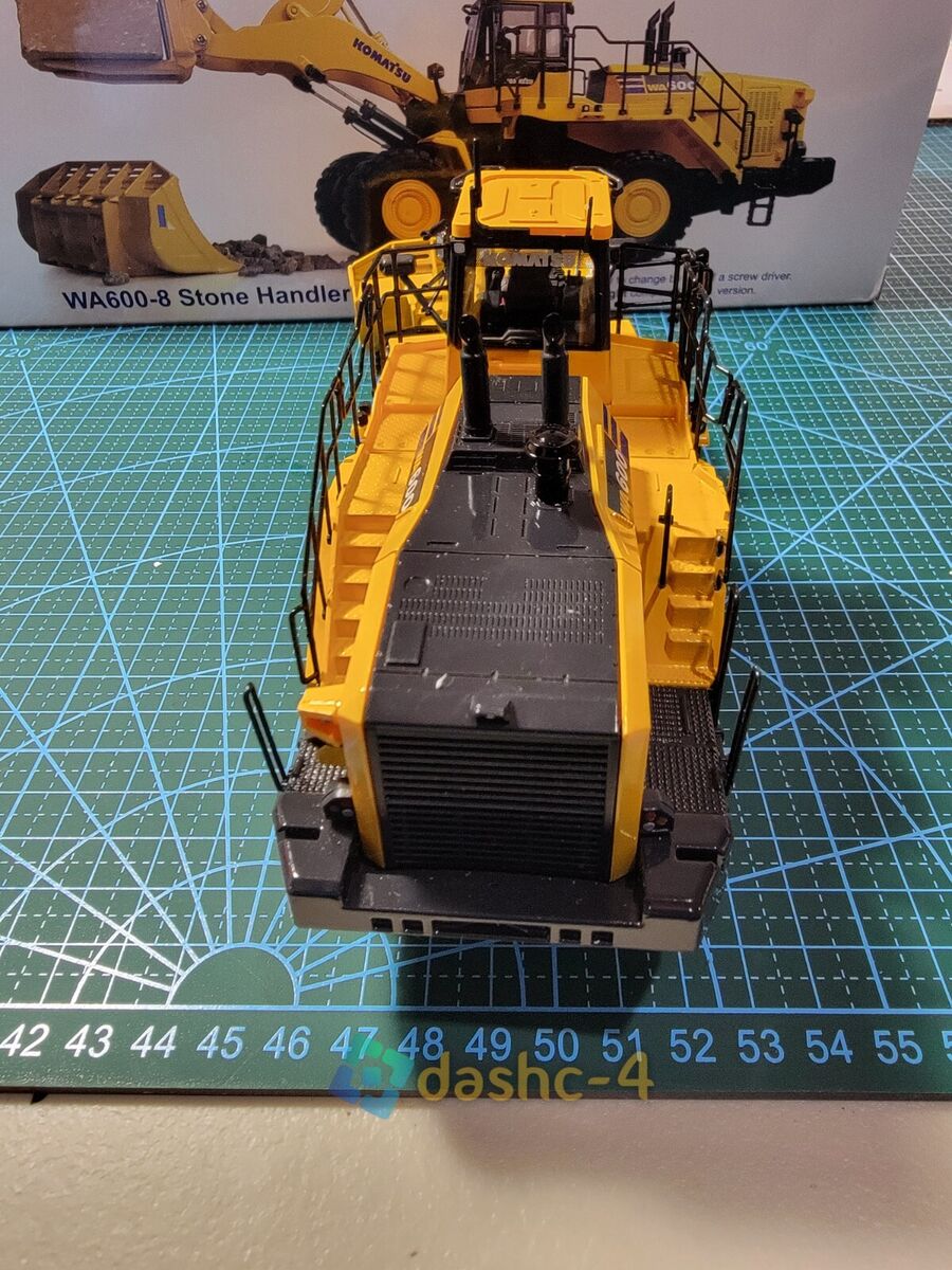 Universal Hobbies UH8153 Komatsu WA600-8 Four Wheel Loader Universal Hobbies UH8153 Komatsu WA600-8 Four Wheel Loader