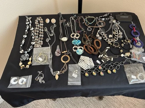 VTG/Mod Estate Costume Jewelry Lot  Necklaces earrings  25+ pcs