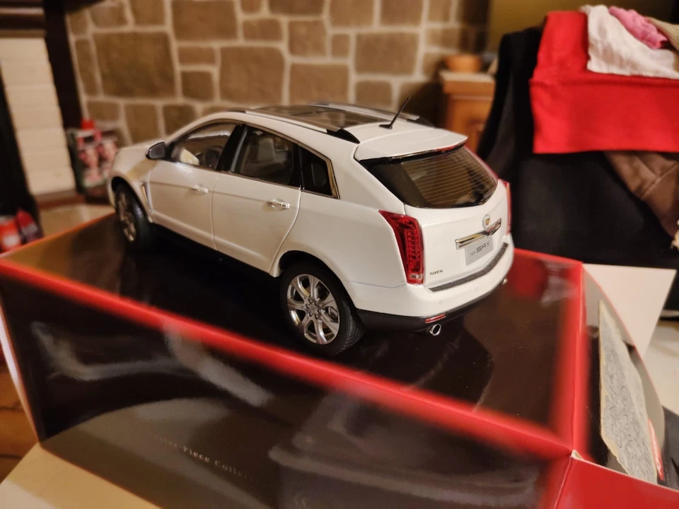 Cadillac SRX Crossover bianco 2010 scala 1/18 di Kyosho. Come nuovo con scatola. - Immagine 2 di 4