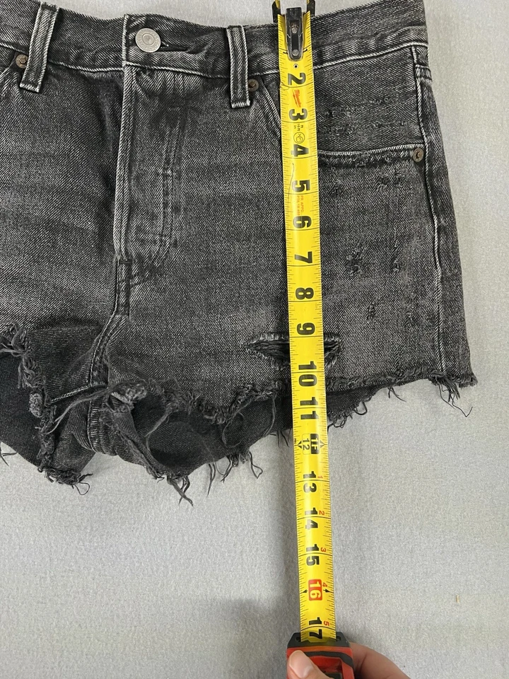 Pantalones Cortos Para Mujer Levi's 501 30 Negros Denim Distress Deshilachado Dobladillo 3 Botones Novia Foto 2 de 4