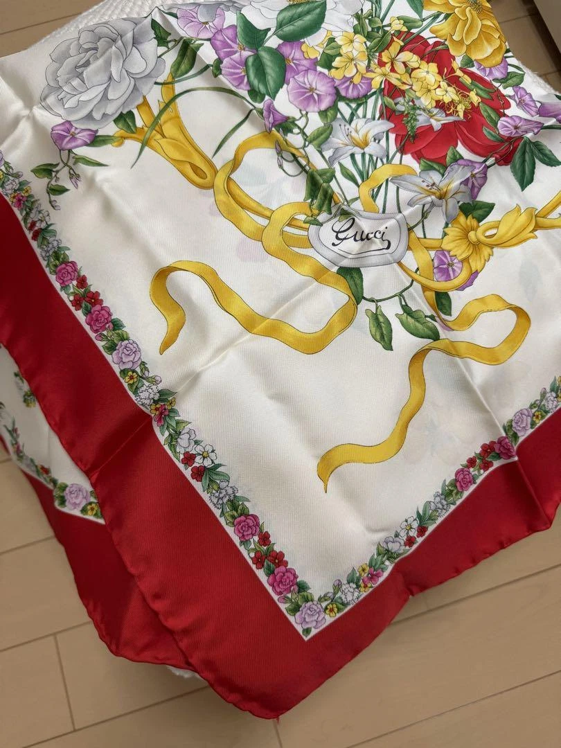 GUCCI Foulard vintage en soie motif fleurs accessoire mode femme