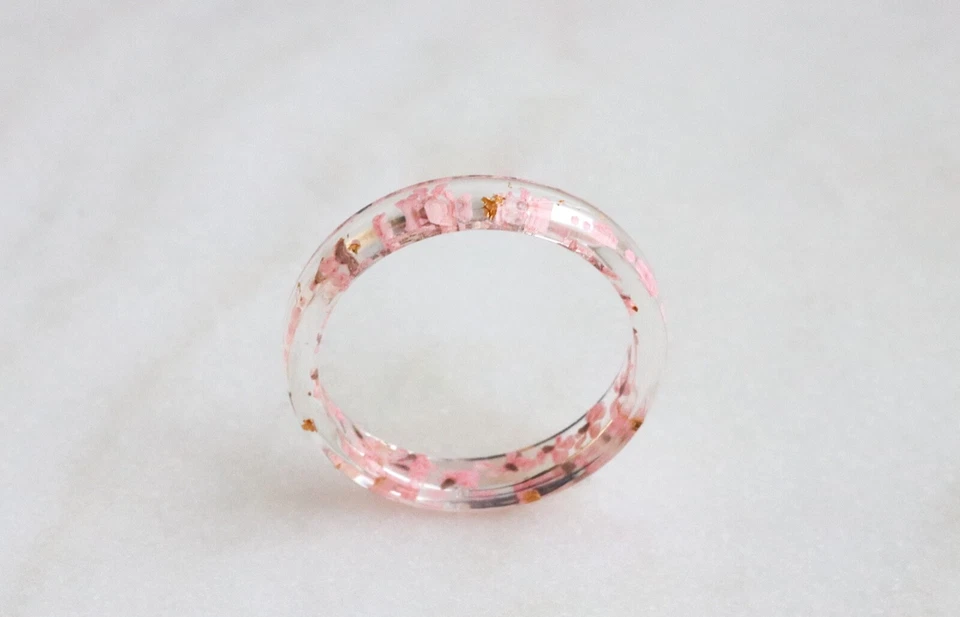 Thin Resin Ring with Pressed Light Pink Flowers and Gold Flakes, Nature Inspired - Изображение 4 из 4