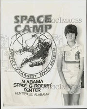 1983 Press Photo Steve Shultz stands beside Space Camp banner from Huntsville