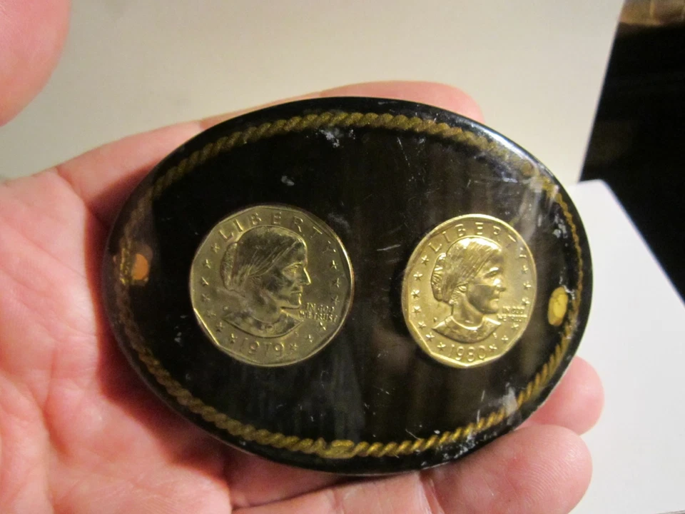 CINTURÓN MONEDA DOBLE DÓLAR HEBILLA 1979 Y 1980 LACA HEBILLA GRUESA - GW-26 Foto 3 de 4