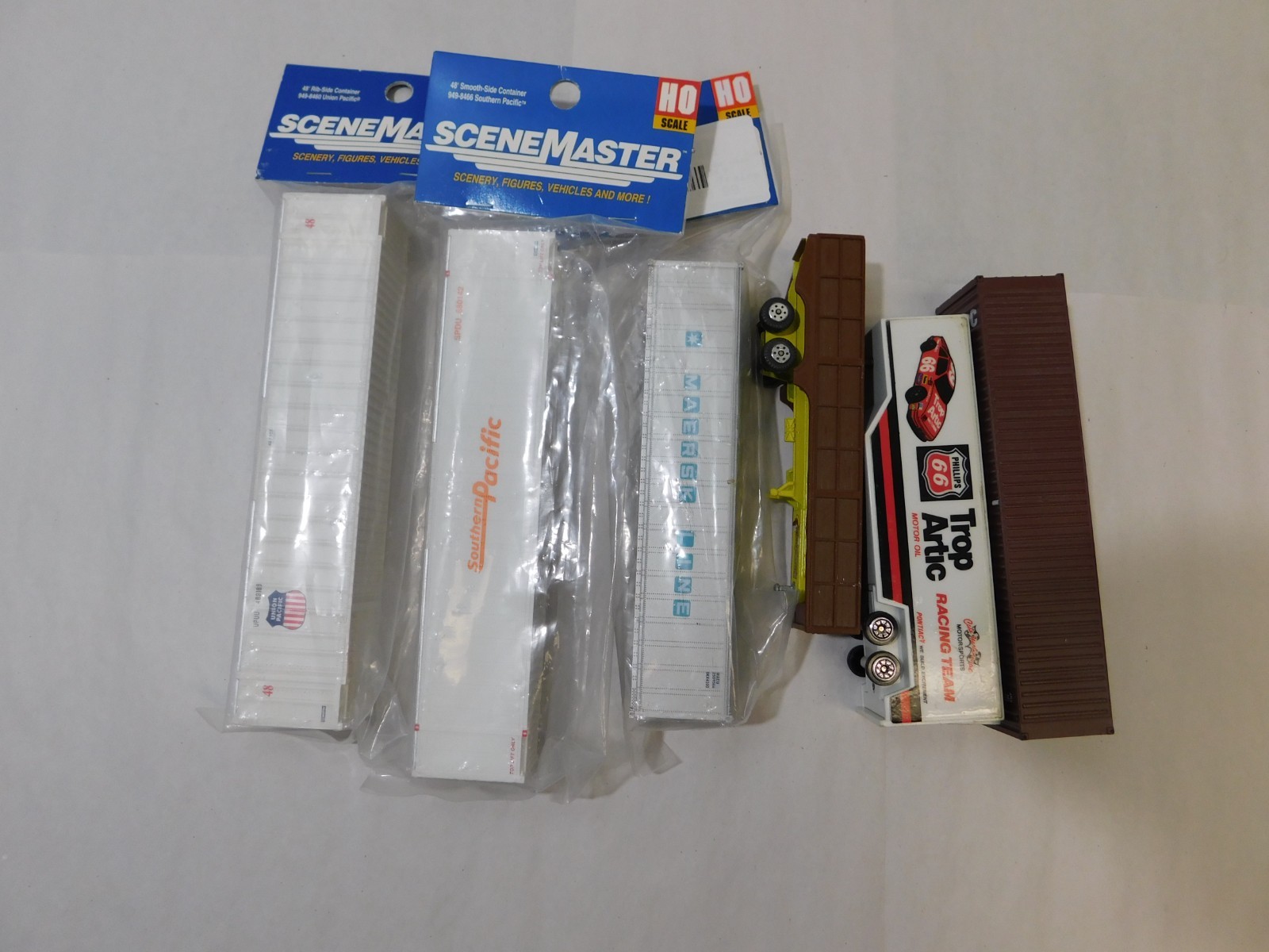 Grab Bag #5-071 HO Scale Rolling Stock & Containers (Lot of 6)
