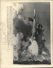1962 Press Photo Atlas Agena B rocket carrying Ranger 3 launches from Florida