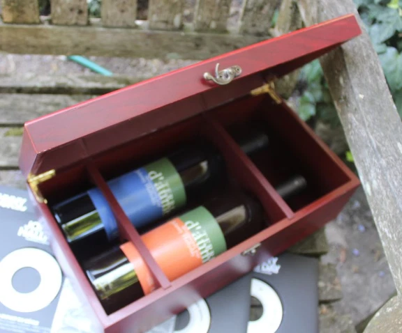 Vin Johnny Hallyday, Coffret Dédicacé de sa main, Blanc et Rosé, acheté en 2005. - Photo 4/4