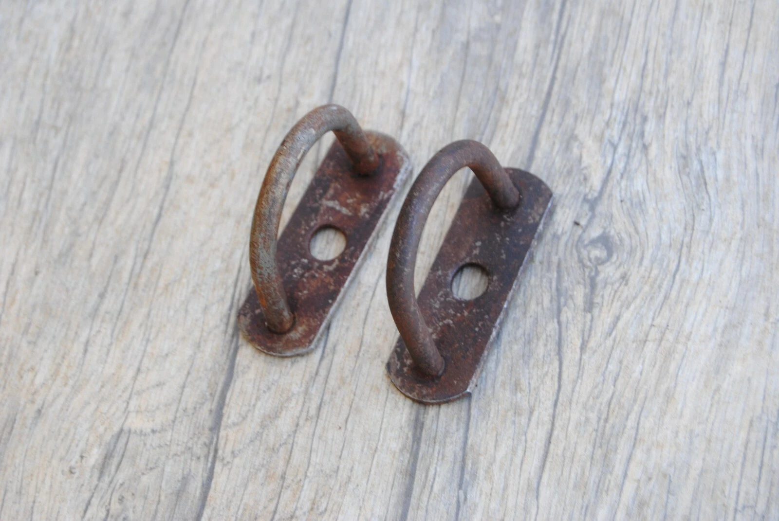 Vtg pair rusty iron D shape ring hook door handle horse tie hitching post ring