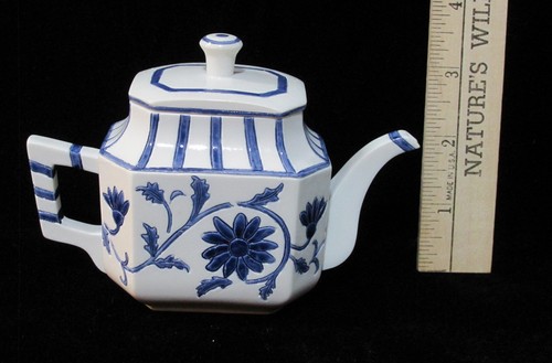 Figura de tetera decoración en miniatura blanco y azul delft flor de resina pergamino floral - Imagen 14 de 25