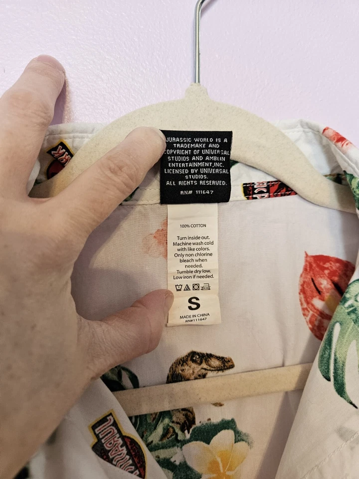 Мужская рубашка-поло с коротким рукавом на пуговицах Jurassic World размер S белый принт динозавр - Изображение 3 из 3