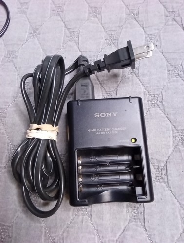 Chargeur De Batteries Sony BC-CS2A D'origine - Occasion, état Correct, Fonctionnel