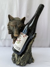 Portabotellas de vino efecto bronce Pour of the Wild Wolf, en excelente estado.