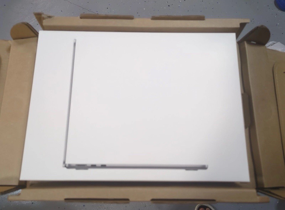 13.6" 2024 Macbook Air MRXN3LL/A Apple M3 8GB 256GB SSD 8C