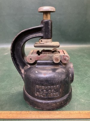 Antiker THOMPSON TIME STAMP CO. Gusseisen Zeitstempel mit Seth Thomas Uhr