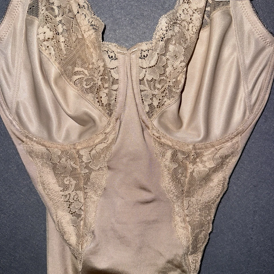 Body Maidenform 36DD Ultra Firme Control Abdomen Con Aros Prendas Modeladoras Beige Desnudo Foto 3 de 4