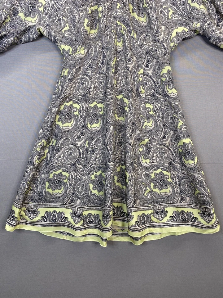 Vestido para mujer Nine West estampado cachemir mangas cortas abullonadas cuello en V talla 2 Foto 2 de 4