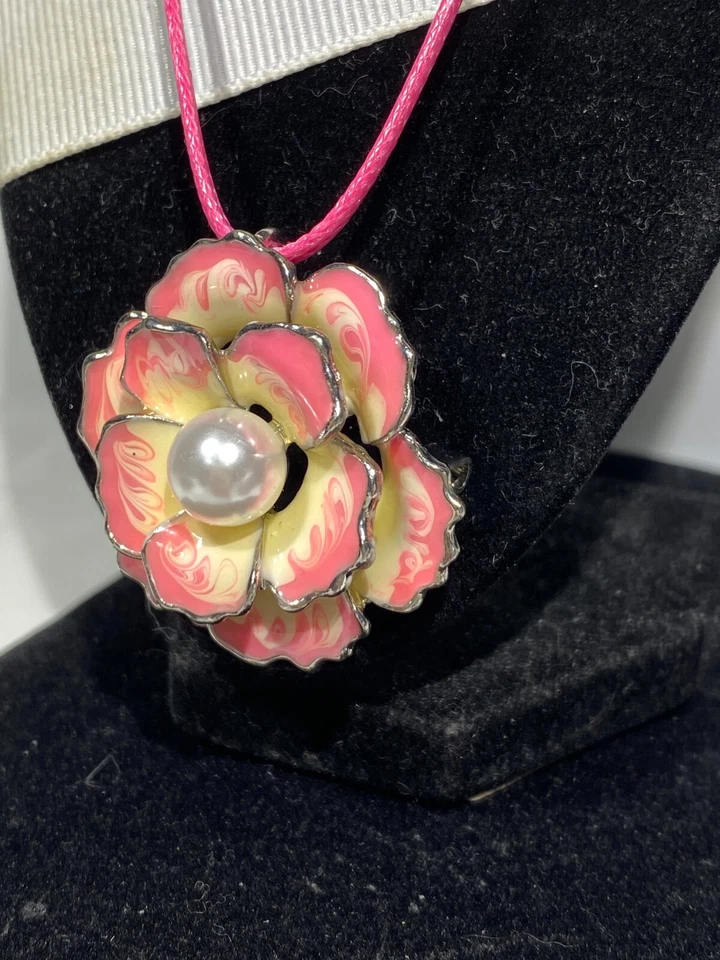 BETSEY JOHNSON REMOLINADO ROSA/BLANCO ESMALTE Y PERLA CAMELIA PLATA PRENDEDOR/COLGANTE Foto 4 de 4