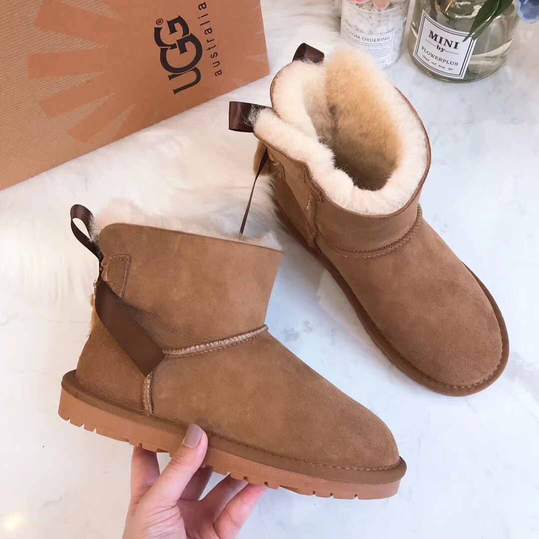 BOTAS UGG LAZO TRASERO CON ABALORIO