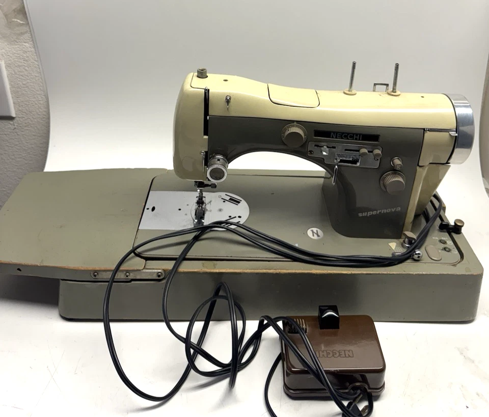 Máquina de costura vintage NECCHI SUPERNOVA com estojo original feita na Itália - Imagem 4 de 4