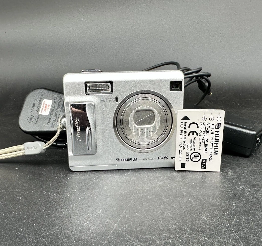 FUJIFILM FinePix F440 (良品） Fujifilm FinePix F440 4.1MP Digital Camera With Charger, Silver