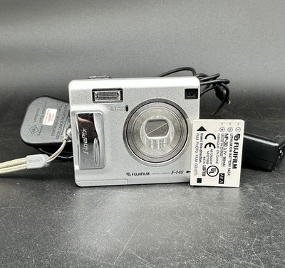 ✨希少美品✨ Fujifilm Finepix F440 元箱付 Fujifilm FinePix F440 4.1MP Digital Camera With Charger, Silver