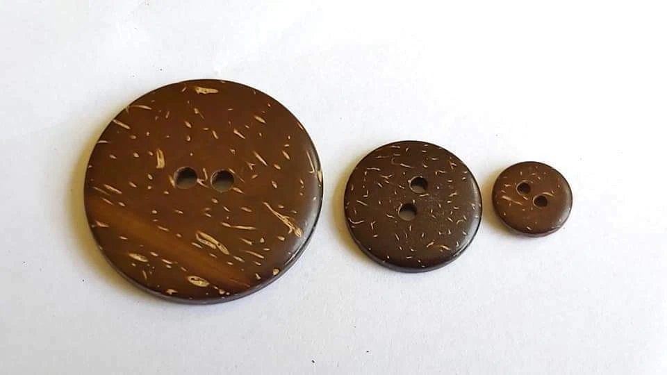 100x Coconut Shell Buttons Sewing 10/17/25mm 2 Hole Casual Unisex Free 10 Extra - Image 3 of 4