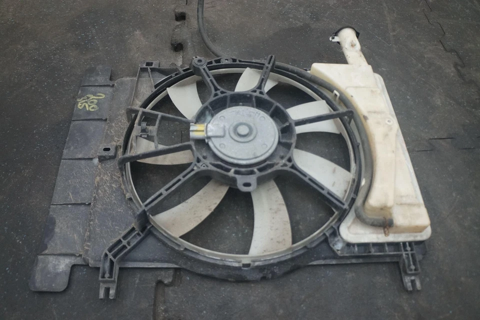 Conjunto de cubierta de motor ventilador de refrigeración radiador eléctrico Toyota Yaris 2006-14 *NOTA* Foto 3 de 4