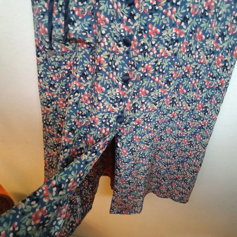 Vestido corpiño plisado manga abullonada con botones ribete en contraste de seda Betsey Johnson Foto 4 de 4