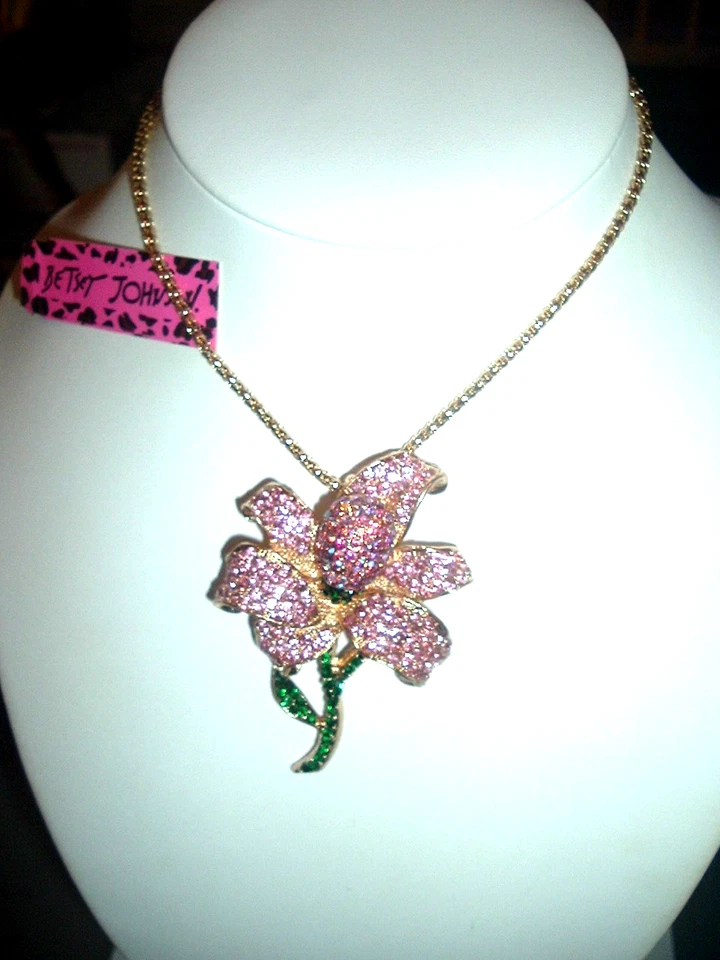 COLLAR Colgante Betsey Johnson A ÚNICO ROSA/ROSA CRISTAL TALLOS DE FLORES Oro Nuevo con Etiquetas Foto 3 de 4