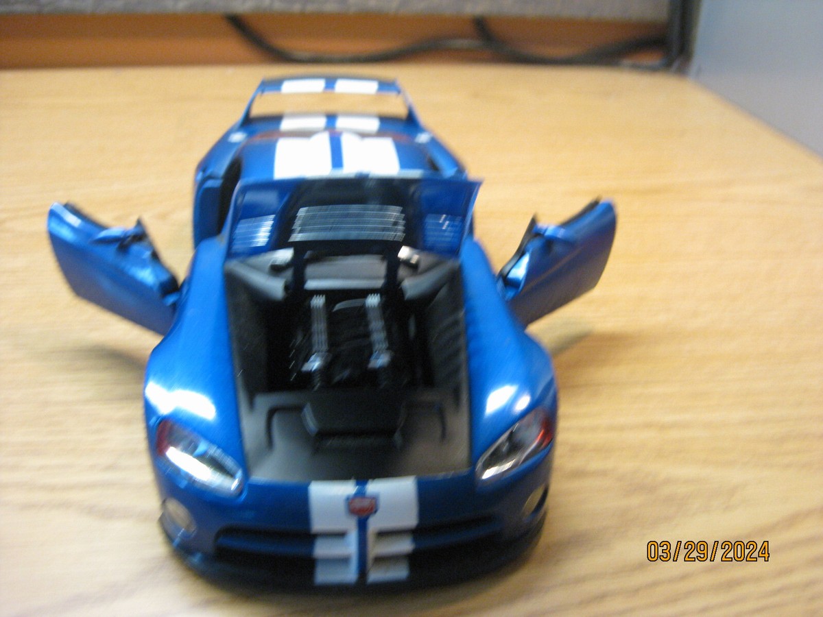 1/18 2003 DODGE VIPER GTS-R COUPE - BLUE W/WHITE STRIPES