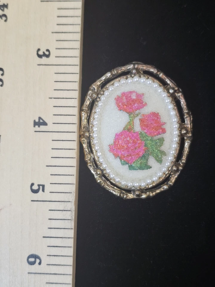Broche prendedor colgante vintage ornamentado ovalado rosa azucarero imitación perla tono dorado Foto 4 de 4