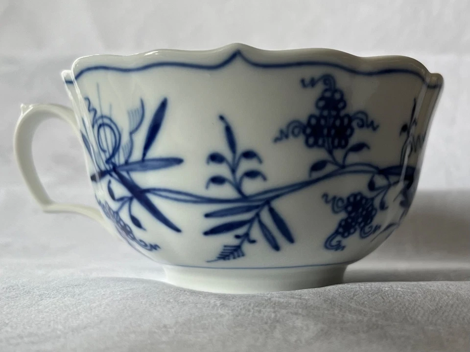 MEISSEN Teetasse  Zwiebelmuster  Neuer Ausschnitt  1. Wahl  Form 00623 - Bild 4 von 4