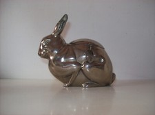 Ancienne tirelire en métal à forme de lièvre