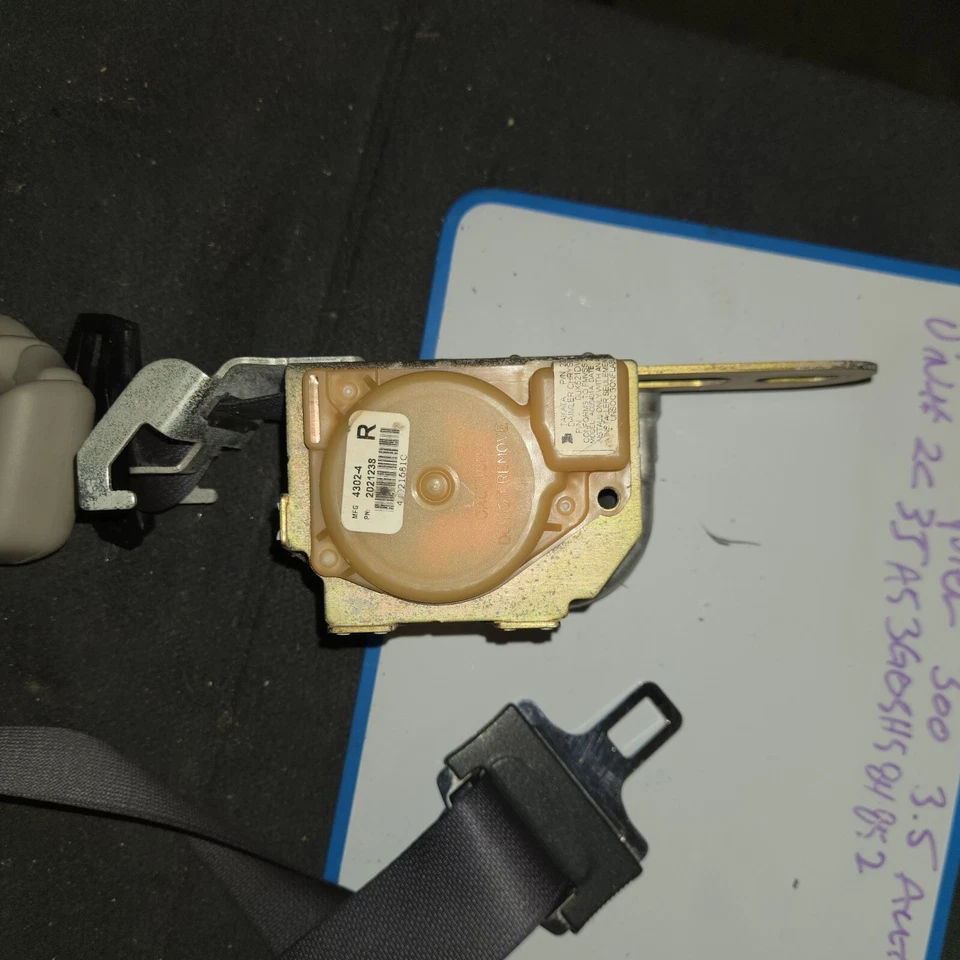 2005 Chrysler 300 3.5 Auto- Rear Seatbelt Set - Rt&Lt Side Driver & Passenge OEM - Image 4 of 4