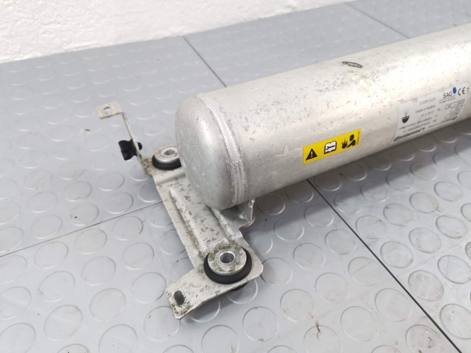 2017 - 2020 Maserati Levante AIR SUSPENSION RESERVOIR TANK 6700375220
