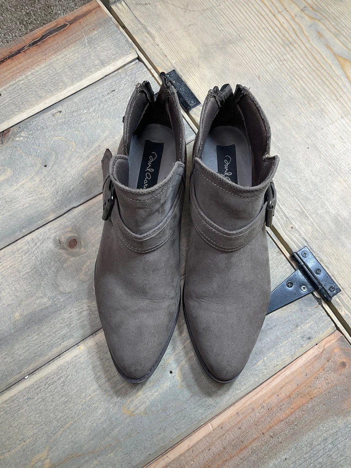 US7 David Aaron Fall Ankle Boots Booties Taupe Brown Back Zip - Image 2 of 4