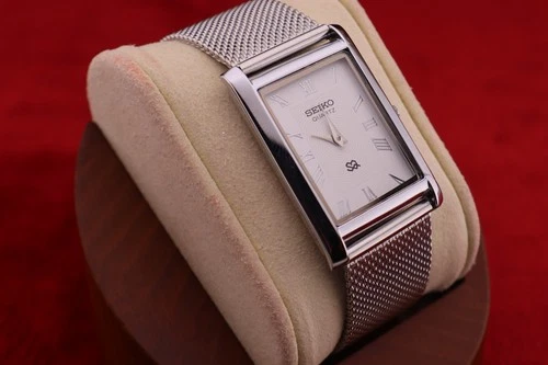⌚✨ Vintage Seiko Slim Quartz Gentlemen's White Dial , Silver Mesh Band Watch