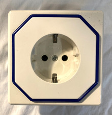 Merten Steckdose Octocolor polarweiß, mit blauem Rand 3999 79 - komplett #1