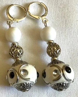 ⭐️boucles d’oreilles , perles rondes indonésiennes blanches ,argent tibétain 🌟 - Photo 1/2