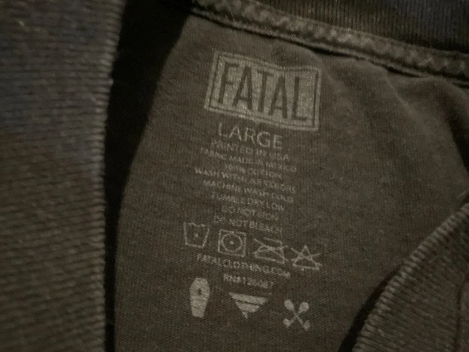 CAMISETA FATALWEAR FATAL CREW CALI GRÁFICA CULTIVADA (GRANDE PARA HOMBRE) NEGRA USADA Foto 4 de 4