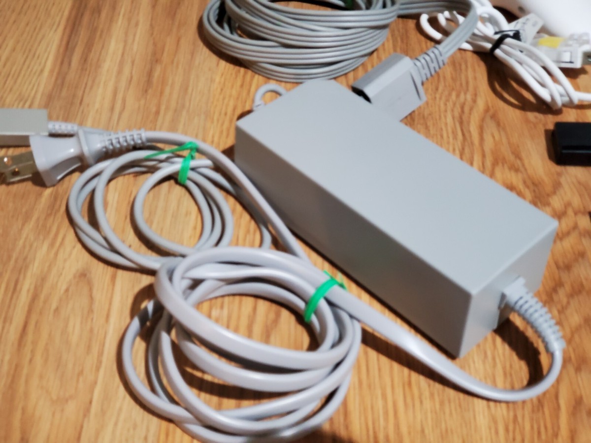 Nintendo Wii Super Mario Bros 25th Anniversary Limited Edition Red