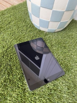 Apple iPad 9th Gen (2021) 64GB Space Gray Wi-Fi + Cellular - Excellent Condition