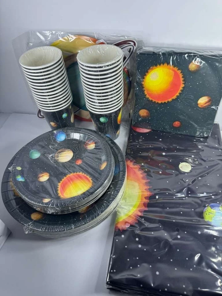 Paquete de fiesta de cumpleaños espacio exterior 9" platos de papel para cena 7" Foto 2 de 3