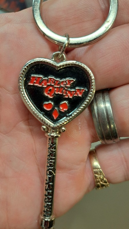 SIX FLAGS DC COMICS HARLEY QUINN ENAMEL HEART KEY KEYCHAIN BATMAN SILVER VHTF