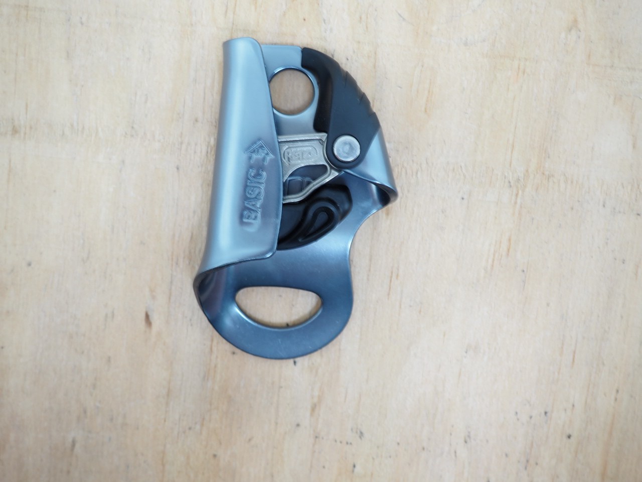 Petzl Basic Compacto Versátil Cuerda Abrazadera Escalada Ascendente 90g