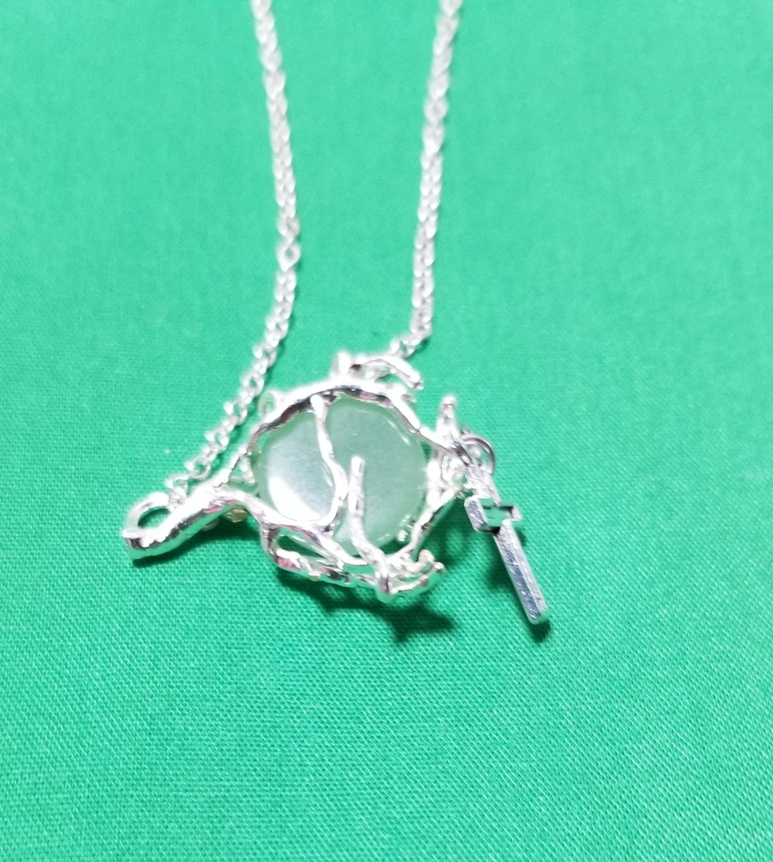 Collar de piedras preciosas verdes con colgante de cruz -- Hecho a mano Foto 4 de 4