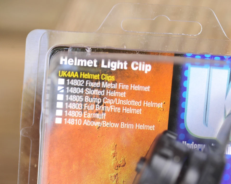 Underwater Kinetics Casco Ranurado Sombrero Duro Linterna Clip Reino Unido AA 14804 Foto 2 de 4
